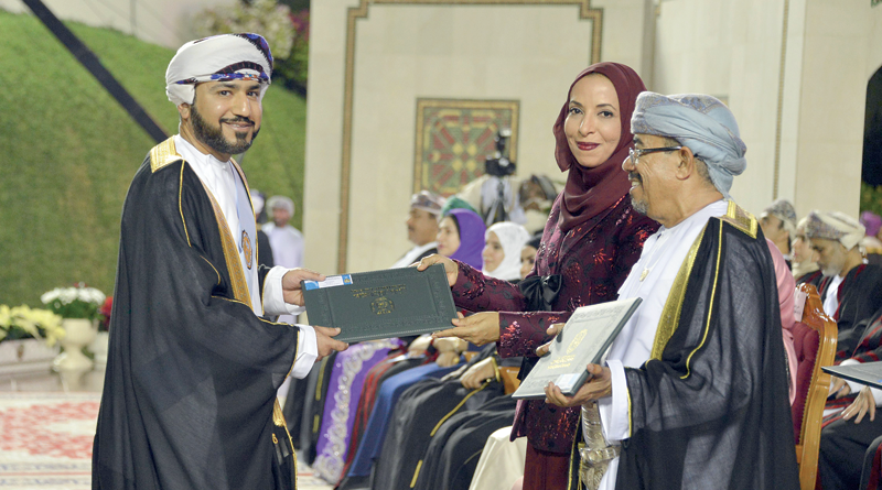 جامعة السلطان قابوس تحتفل بتخريج 1303 طلاب بالكليات العلمية