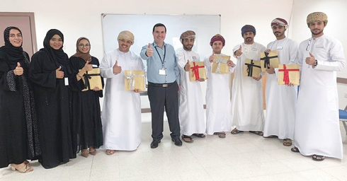 كلية عُمان للسياحة تحتفل بتخريج طلاب برنامج «كاتب استقبال للفنادق»