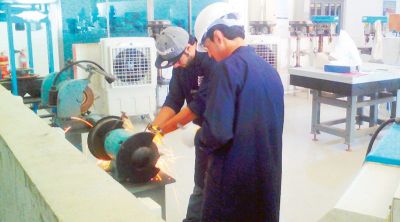 جامعة البريمي تبتعث 14 طالبا للتدريب العملي الهندسي في البحرين