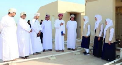 لجنة تقييم جائزة السلطان قابوس للتنمية المستدامة تواصل زيارتها لمدارس شمال الباطنة