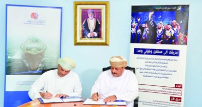توقيع اتفاقية تعاون بين “العمانية للنقل البحري” وكلية عمان البحرية الدولية