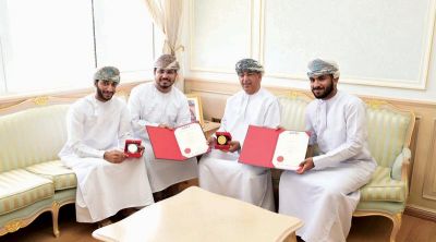 تكريم مخترعين عمانيين حصلا على الميدالية الذهبية في معرض إيتكس للاختراعات بماليزيا