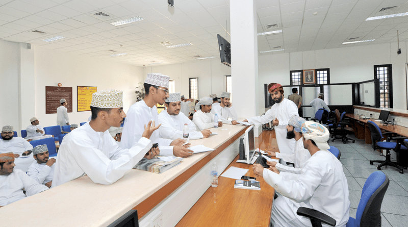جامعة السلطان قابوس تدعو طلبة الملاحظة الأكاديمية إلى مراجعة المشرف قبل تسجيل المقررات