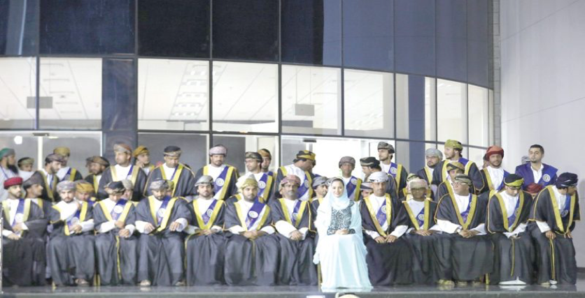 كلية عمان للإدارة والتكنولوجيا تحتفي بتخريج فوجين من طلابها
