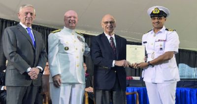 أحد ضباط البحرية السلطانية العمانية يحصل على المركز الأول بالكلية البحرية الأميركية