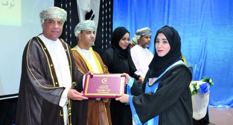 تخريج الدفعة الأولى من طلبة كلية عمان للعلوم الصحية بجنوب الباطنة